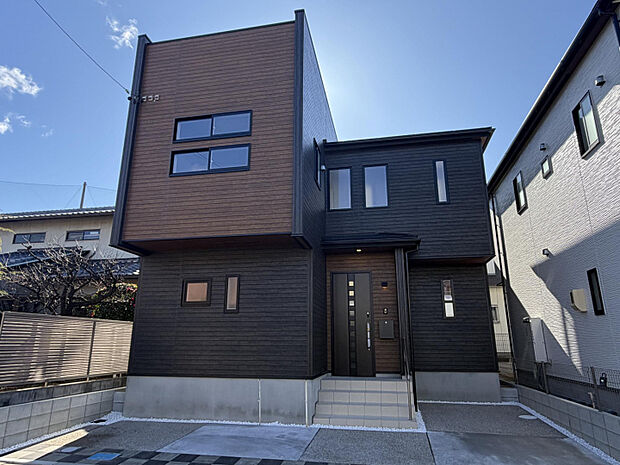 【外観写真】住宅ローン減税や固定資産税などの税制優遇を受けられる長期優良住宅。「耐震等級3」＆地震に強い「制震ダンパー」を採用し耐震性にも配慮しています。　