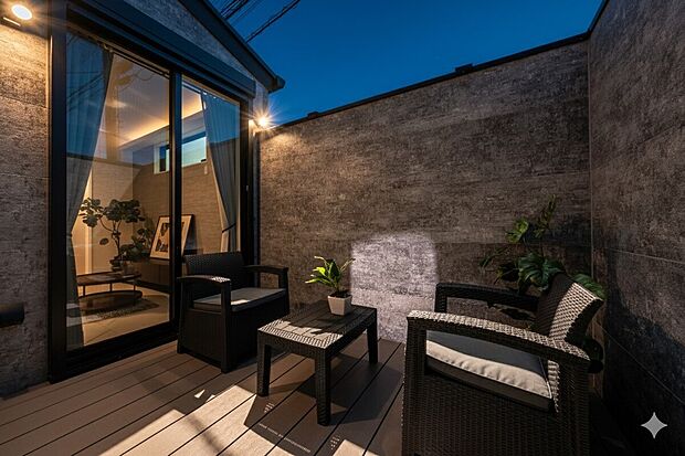 壁に囲まれたプライベートな中庭（リビングガーデンテラス）は、周囲の視線を気にせず、家族だけの特別な時間を楽しめる贅沢な空間に。