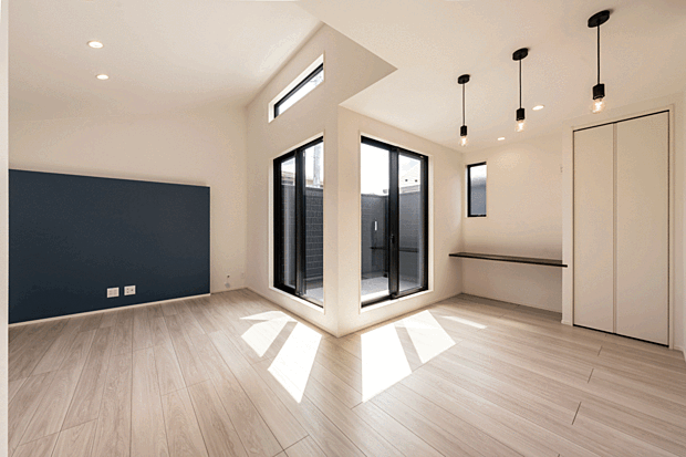 【2号棟LDK】光がたっぷり差し込む、開放感あふれる2階LDK。
心地よいバルコニーとつながり、ゆったりとくつろげる空間です。