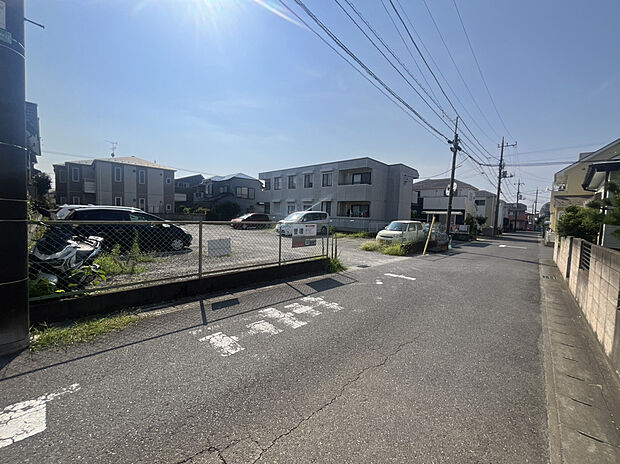 陽光に包まれた、穏やかでやさしい街並み。
心地よい光と風に癒されながら、家族の笑顔が育つ住環境です。