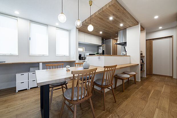 【家族の会話が弾む、横につながる対面キッチン施工例】家族の会話が自然と弾み、横につながるレイアウトが心地よい一体感を生む対面キッチン施工例