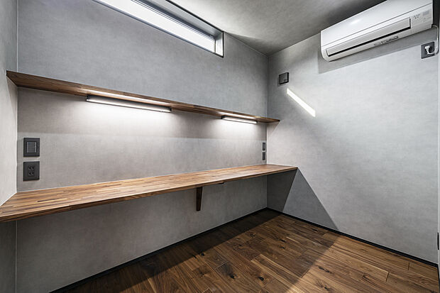 【集中しやすく、リモートワークに最適な書斎室施工例】集中しやすい落ち着いた環境で、リモートワークを快適に行える書斎室施工例