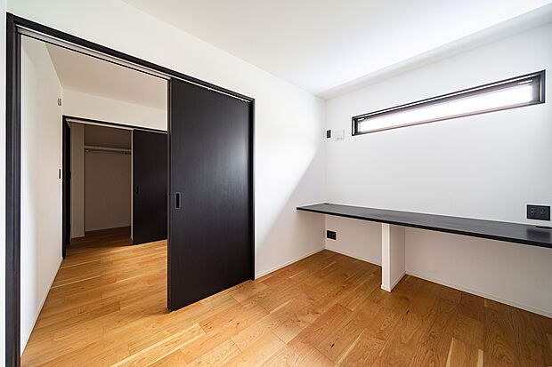 【リモートワークをするのに最適な書斎スペース施工例】在宅ワークに配慮した、機能的な書斎スペース施工例。コンパクトながらも収納やカウンターを充実させ、長時間でも快適に作業できる環境を整えました。