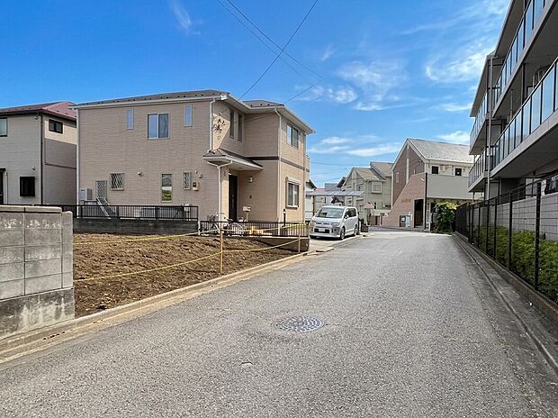 【広々前面道路の現地】広々とした6m道路に面し、陽光に包まれる心地よい分譲地