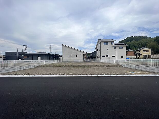 【E区画 敷地 正面写真】E区画：敷地面積 73.92坪（244.39m2）。西向き敷地。