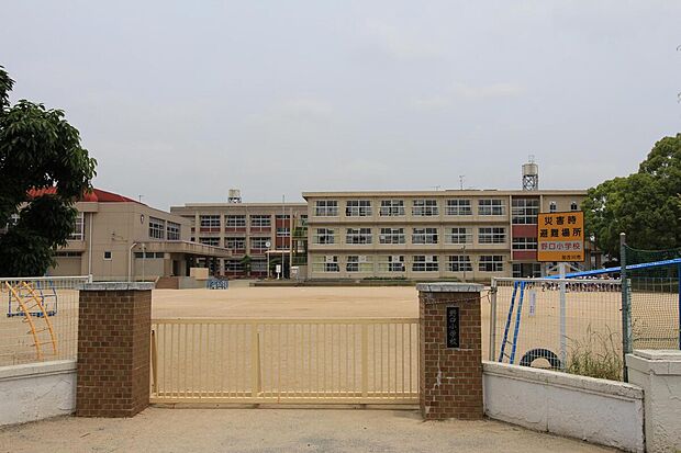 【子育てしやすい学近エリア】
野口小学校へ徒歩約4分、中部中学校へ徒歩約5分で到着でき、朝の時間や放課後の時間を有意義にお使いいただけます。徒歩約10分の立地に保育園があり、共働き世帯にも◎