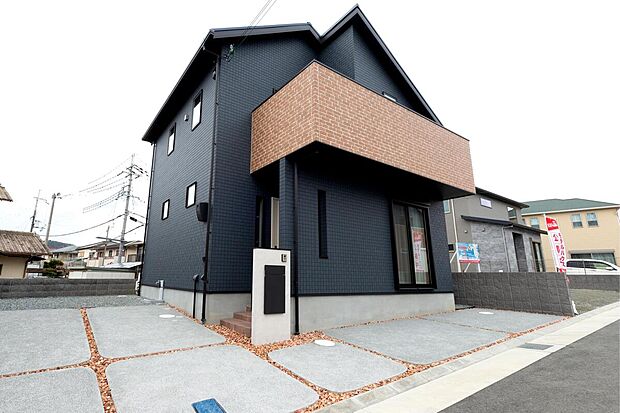 【A号地モデルハウス 公開中】ランドリールームや機能的な動線、多彩な収納配置による家事ラクが叶う3LDK!広々約20帖LDKは大きな吹抜を設け、陽光がたっぷりと注ぎ込みます。駐車スペースは2台分です。