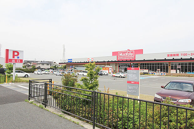 【イオンタウン野口まで徒歩約9分】幹線道路から一歩入った立地で落ち着いた住環境ながら、徒歩で向かいやすい距離で買い物を済ませることができて暮らし便利！コンビニも徒歩約4分で向かうことができます。