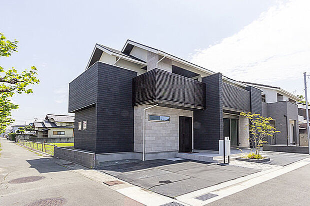 【外観/当社施工例】重厚感のある外観デザイン。陽当たりのいい南側に、テラスや広々バルコニーを設けています。2階には、シアタールームとしても楽しめるセカンドリビングがあり、おうち時間を彩ります。