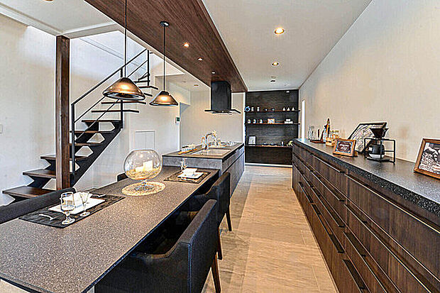 【【キッチン/当社施工例】】開放感のあるオープンキッチン。キッチンを囲んで複数人での調理が可能です。調理中でもご家族やゲストの方とコミュニケーションが取りやすく、会話が弾みそうです。背面には収納豊富なカップボード付きです。