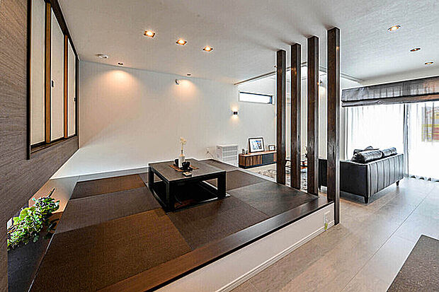 【【当社施工例】】寒い季節にもうれしい掘りごたつのある和室。趣のある和の空間でゆったりとお寛ぎいただけます。小上がり設計で、大勢の来客時には段差を利用して腰かけてもらうこともできます。