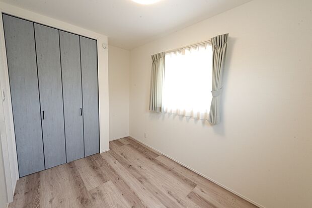 【【2階約4.6帖洋室/C’号地モデルハウス】】2階3洋室は振り分けタイプのため、プライベートな時間もゆったりとお過ごしいただけます。お子様の一人部屋などにもちょうど良い広さ。全居室に収納を備えており、家具が少なくすみ、お子様のお片付け習慣も身につきそうです。