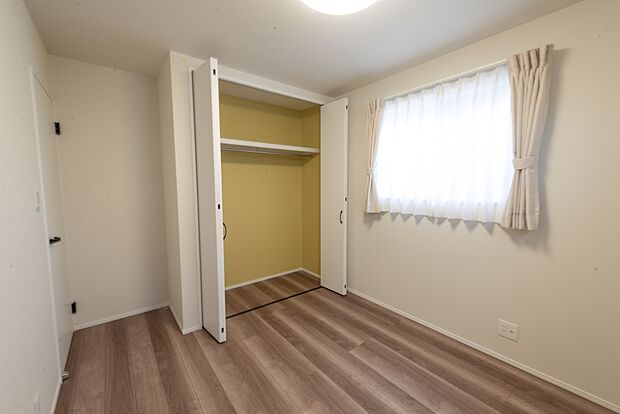 【【2階約5.3帖西洋室/A号地モデルハウス】】小さなお子さまのお部屋としてもご利用いただきやすい広さ。クローゼット内には華やかなイエローのアクセントクロスを施すことで、心朗らかに。全居室に収納を備えているため、室内を広くご利用いただけます。