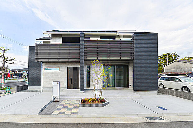 【【当社施工例】】開放感のある角地！陽光豊かな南側に、バルコニーやテラスを設けています。2階に設けた約7.6帖セカンドリビングは、シアタールームとしてもお使いいただける設計で、暮らしに彩りを添えます。