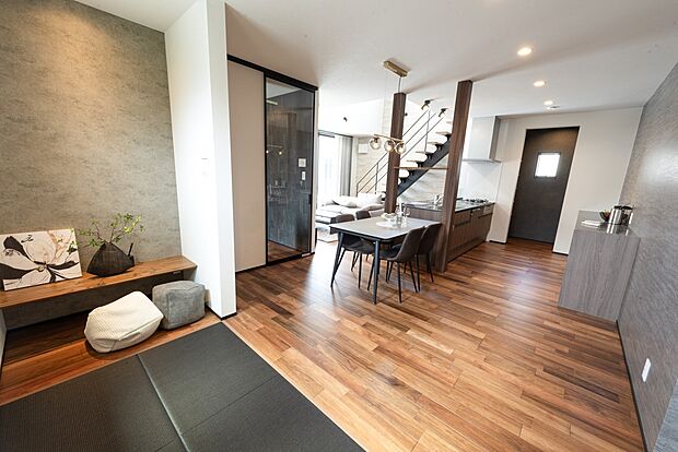 【【1階約23.0帖LDK/D号地モデルハウス】】LDKの一角はカウンターを備えた畳コーナーに。ブラックのスクエア畳がスタイリッシュなデザインです。リビング、ダイニング、キッチン、畳コーナーに床暖房を敷設し、冬も足元から快適にお過ごしいただけます。