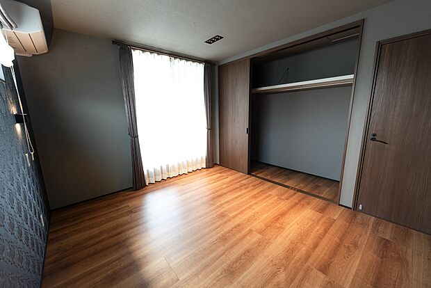 【【2階約7.0帖洋室/D号地モデルハウス】】重厚感あふれるデザインの主寝室は、セルローズファイバー断熱材や専用防音ドアなどによる防音仕様。生活音を気にせず穏やかに過ごせるプライベート空間です。自分時間も大切に、ご家族皆様が心地よい暮らしを。