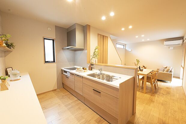 【【1階キッチン/E号地モデルハウス】】コミュニケーションを育む対面キッチン×リビング階段仕様。背面のカップボードは収納としてだけでなく調理スペースとしてもお使いいただけます。食器洗い乾燥機付きで、食後のお片付けがラクラクです。