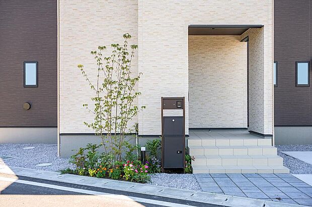 【No.14】
ポストは宅配ボックス付きなので、不在時の荷物の受け取りも安心です。
