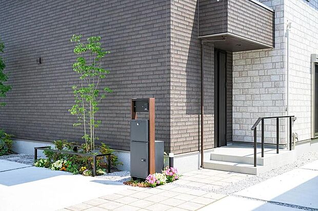 【現地外観写真】No.1
不在時にも安心!宅配BOX一体型ポストを採用しています。