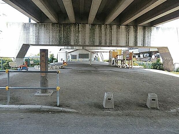 鶴代公園まで780m