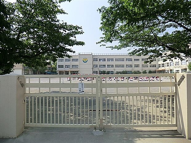 足立区立花保小学校まで628m