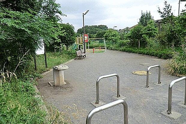 新町緑道公園まで824m