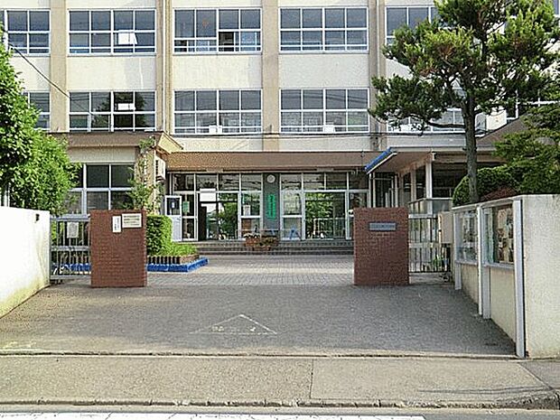 足立区立鹿浜第一小学校まで585m