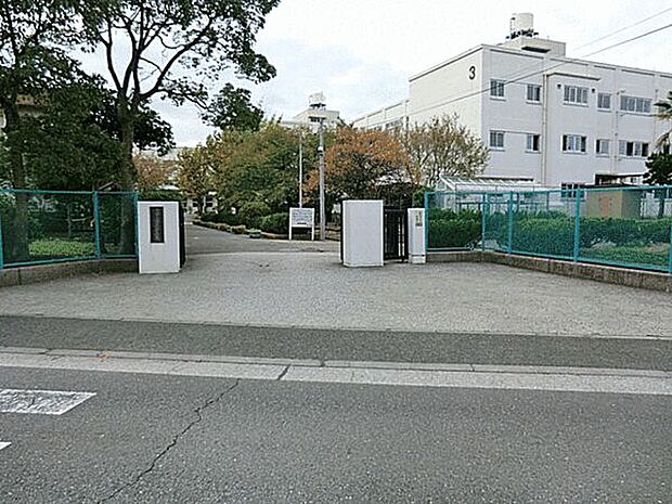 横浜市立金沢中学校まで1387m