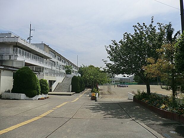 さいたま市立七里中学校まで1194m