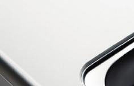 【屋根材「グリシェイドクァッド」】陶器瓦の1／2以下という軽さ。一枚一枚が4本の釘でしっかりと固定されているため、強風による飛散が防止できます。