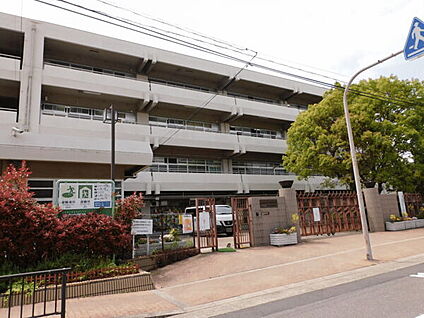 吹田市立第六中学校 916m