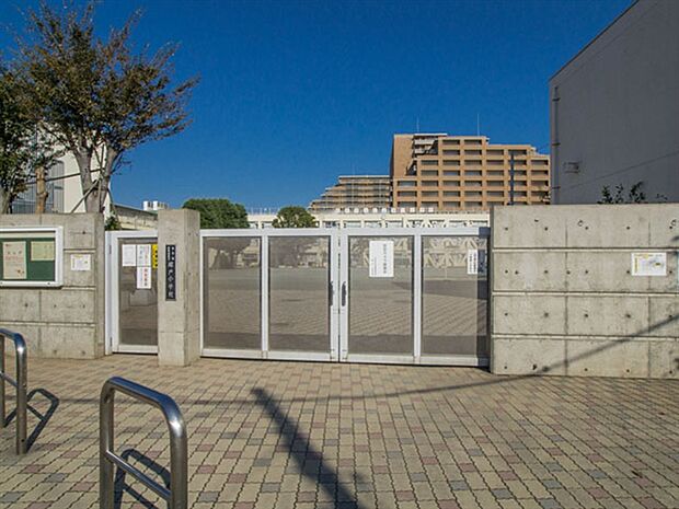 世田谷区立塚戸小学校(約585m)