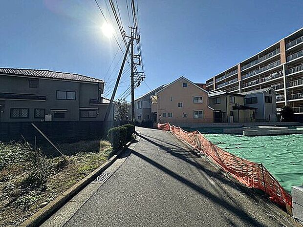 【前面道路】セブンイレブン横浜いずみ中央店まで徒歩4分(242m)のため急なお買い物にも便利な立地です!物件を選ばれる際にはぜひ一度周辺環境もお確かめください!