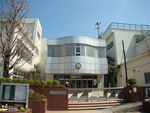 杉並区立沓掛小学校（約495m）