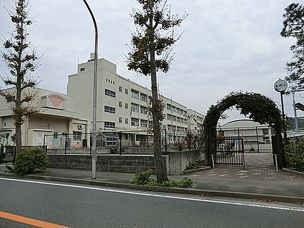 横浜市立本郷小学校（約411m）