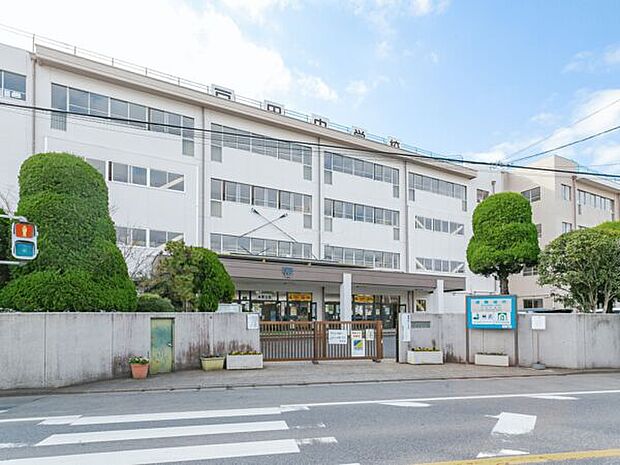 戸田市立戸田中学校(約821m)