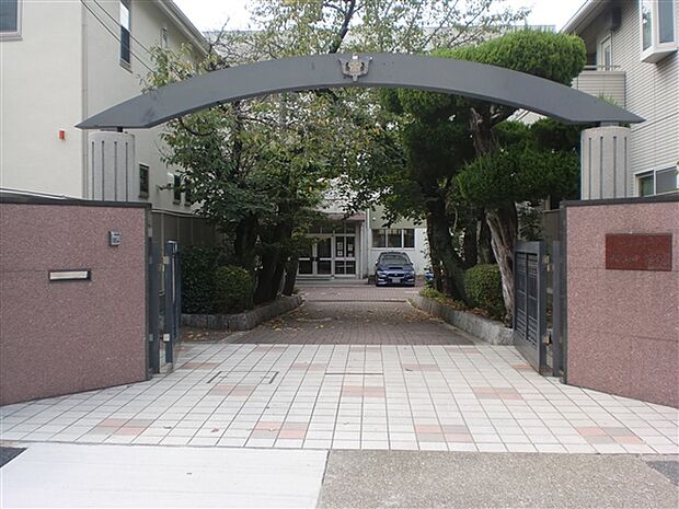 名古屋市立桜山中学校（約1,045m）