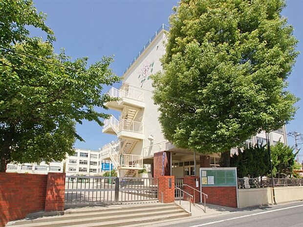 足立区立西新井中学校（約772m）