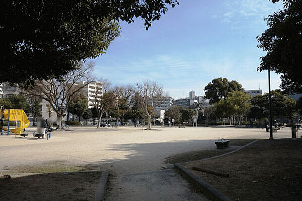 三宅中央公園（約561m）