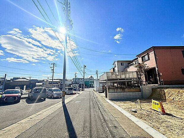 【前面道路】前面道路は6mでお車の駐車が苦手な方にも安心の立地。現地見学のご希望は、赤色の「見学予約」ボタンをクリック！