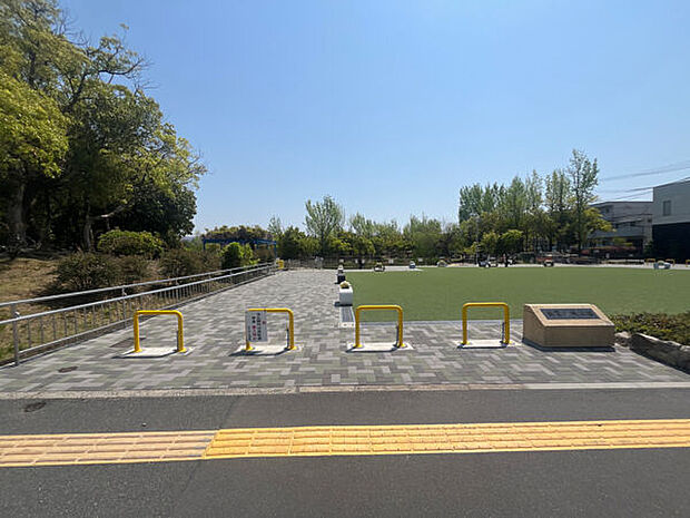 楠葉中央公園（約775m）