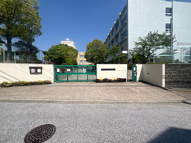 枚方市立楠葉中学校(約902m)