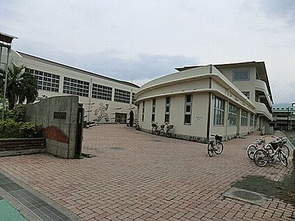 藤沢市立高砂小学校 821m