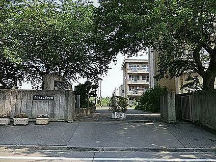 座間市立栗原中学校 771m