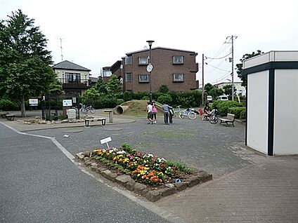 喜多見まちかど公園 376m