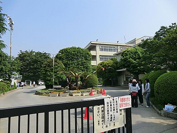 さいたま市立岩槻中学校(約1,227m)