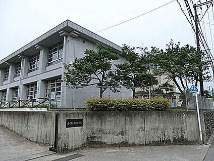 藤沢市立片瀬小学校 785m