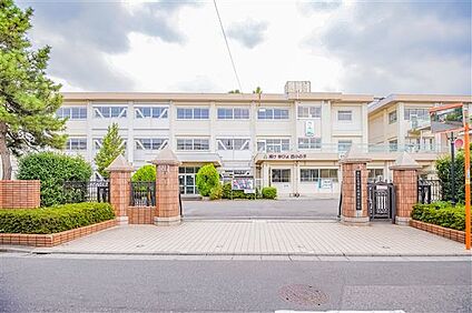 さいたま市立西浦和小学校 612m