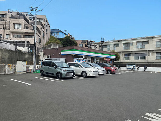 ファミリーマート 六ッ川二丁目店(約370m)