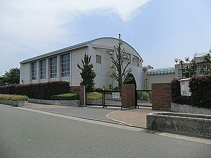 藤沢市立六会小学校 330m